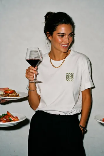 Gast mit einem Glas Wein