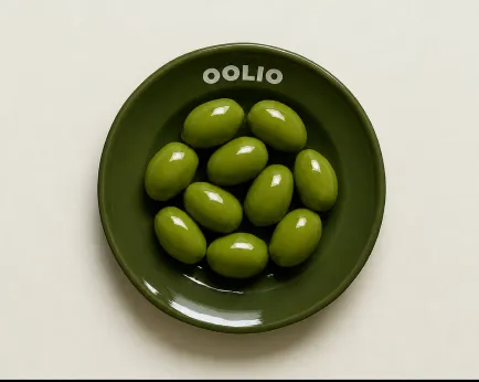 Oliven auf grünem Teller